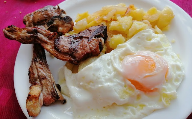 Huevo frito, patatas fritas y carne a la brasa